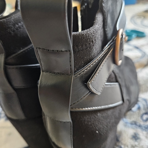 Vionic block heel ankle boots. Size 10 - Picture 7 of 10